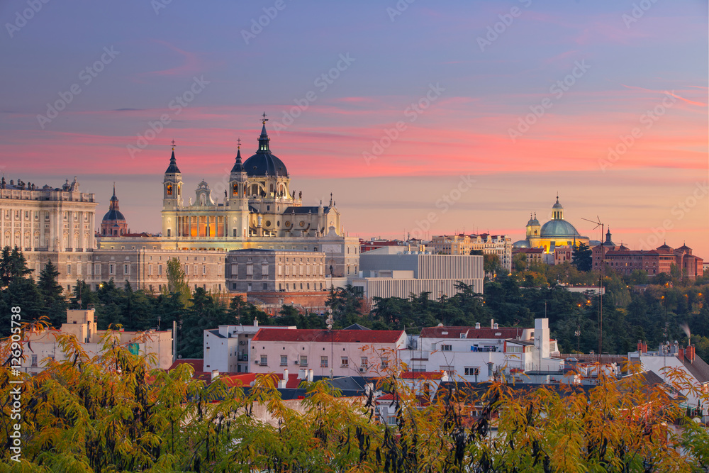 Obraz premium Madryt. Obraz panoramy Madrytu z katedrą Santa Maria la Real de La Almudena i Pałacem Królewskim podczas zachodu słońca.