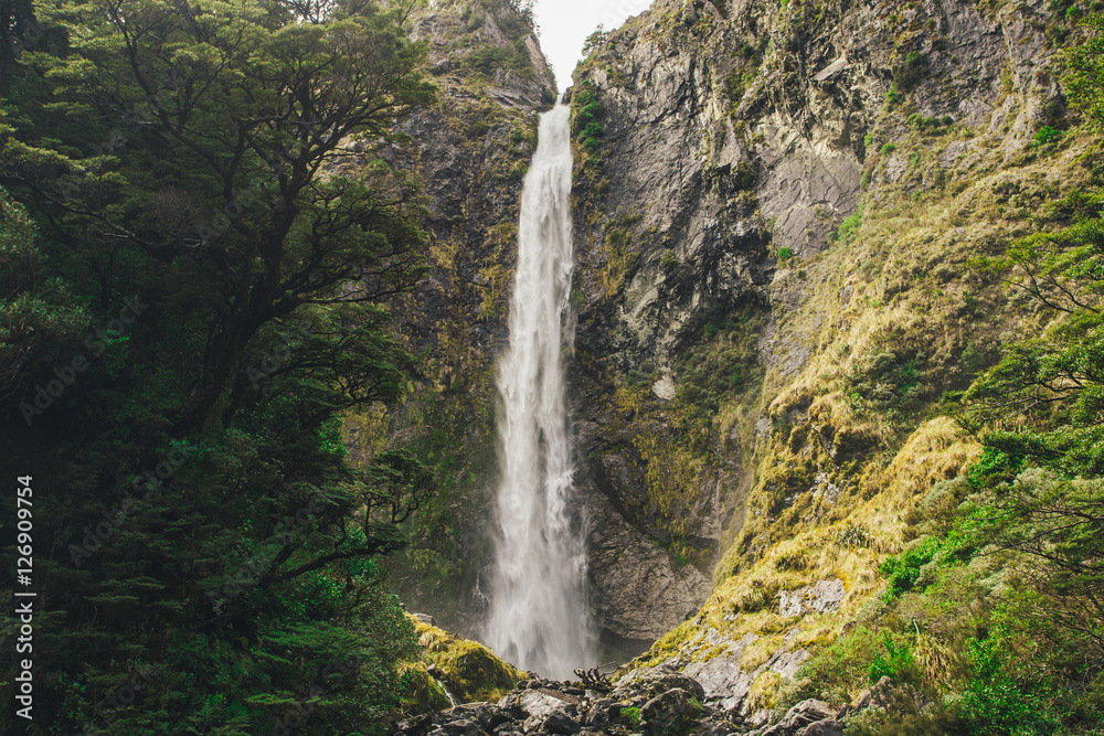 Obraz premium Wodospad Devil's Punchbowl w Parku Narodowym Arthur's Pass,