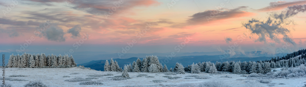 Obraz premium Amazing pink purple winter sunset in the mountains - beautiful frozen landscape - colorful panorama