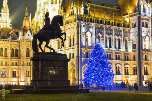 Canvas Print Christmas Tree In Front Off Parliament Building, At Kossuth Squa