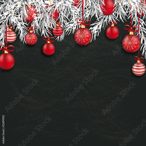 Weihnachten Tannenzweige mit roten Weihnachtskugeln auf einer Kreidetafel