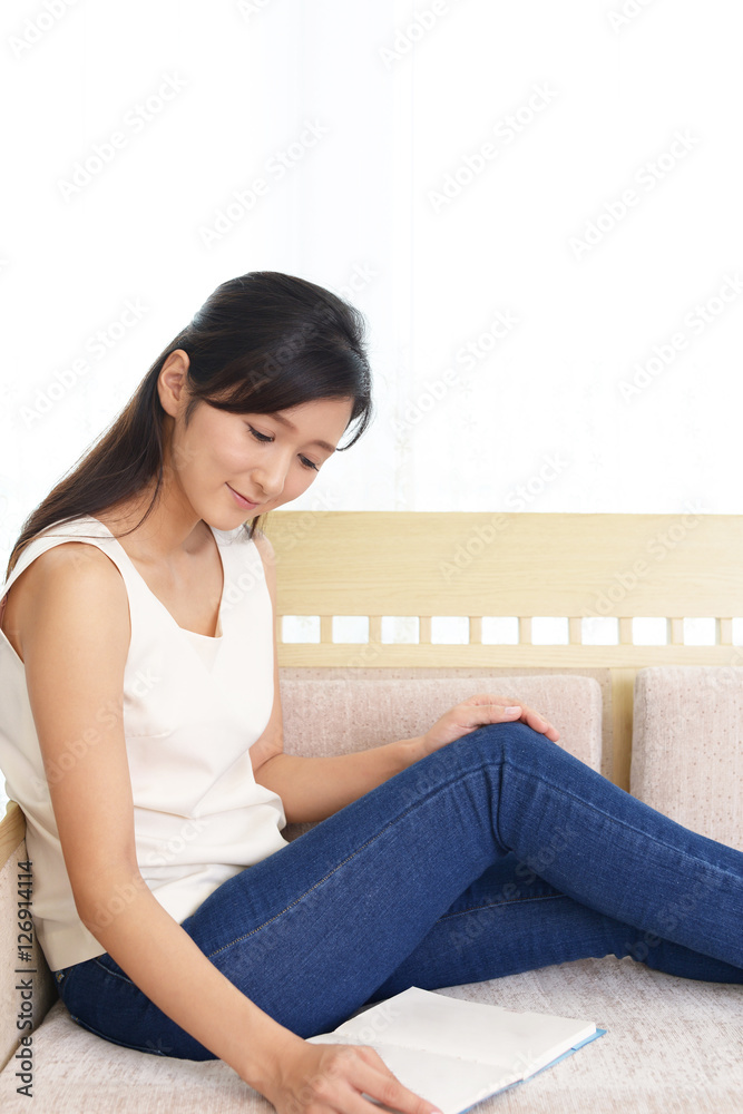 本を読む女性