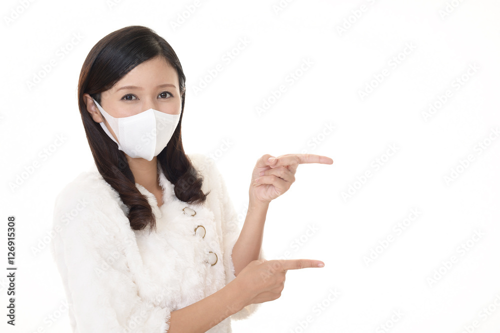 マスクをする女性