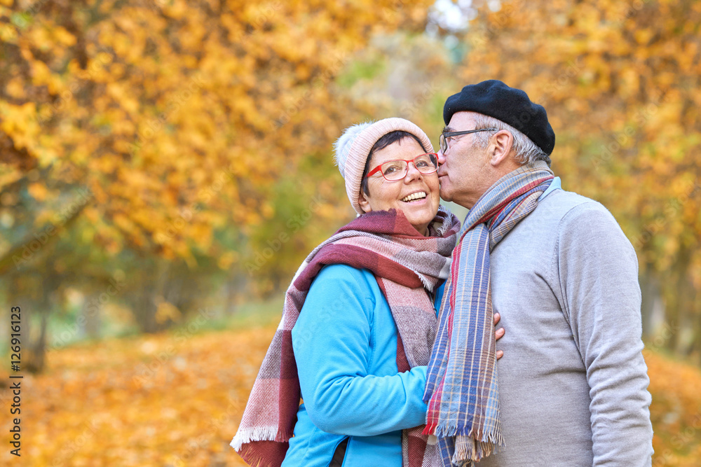 älteres Seniorenpaar beim Herbstspaziergang, Vertrautheit
