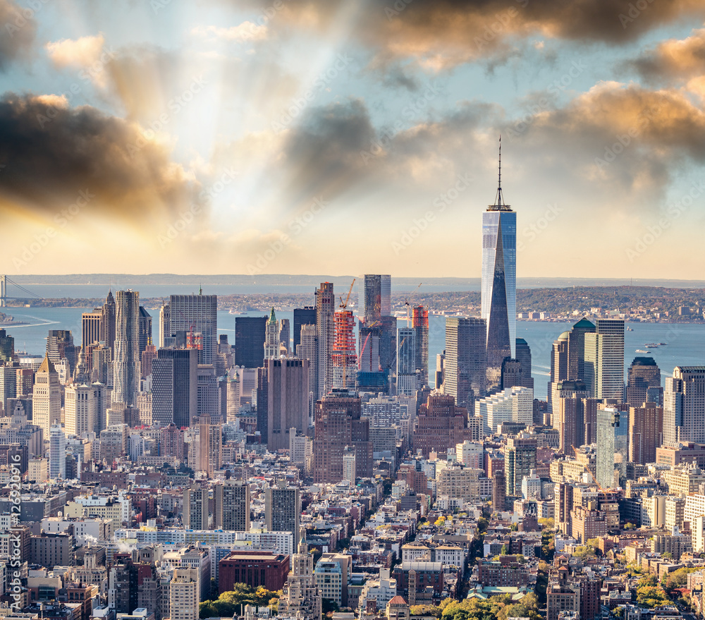 Obraz premium Aerial view of Lower Manhattan at sunset