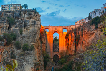 Canvas schilderij Ronda Puente Nuevo Verlichte Puente Nuevo boven Tajo-kloof  © Kavalenkava