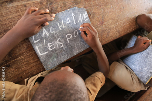 Inscriptions sur une ardoise : "La Chaîne de l'Espoir." Ecole primaire de Domassesse. Lomé. Togo. / Inscriptions on a slate: "The Chain of Hope." Primary school of Domassesse. Lome. Togo.