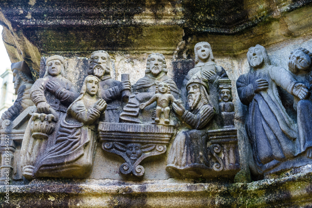 F, Bretagne, Finistère, Kalvarienberg und Kirche in Guimiliau, Darstellung Beschneidung Jesu, Christus, Kind