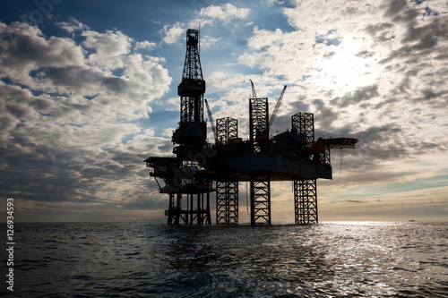 Silhouette of offshore oil installation  © Lukasz Z