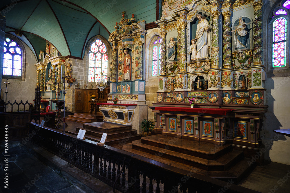 F, Bretagne, Finistère, der geschnitzte Altar in der Kirche von