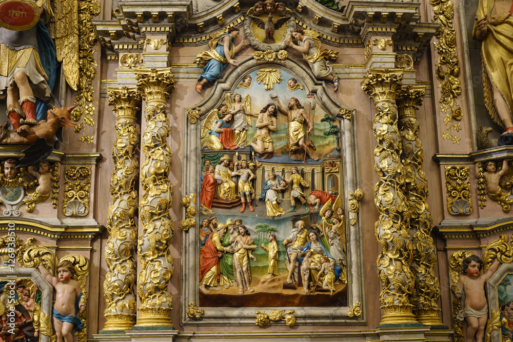 F, Bretagne, Finistère, Kirche in Lampaul-Guimiliau, kunstvoll geschnitzter Altar mit biblischen Darstellungen