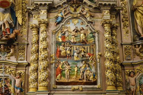 Canvastavla F, Bretagne, Finistère, Kirche in Lampaul-Guimiliau, kunstvoll geschnitzter Alta