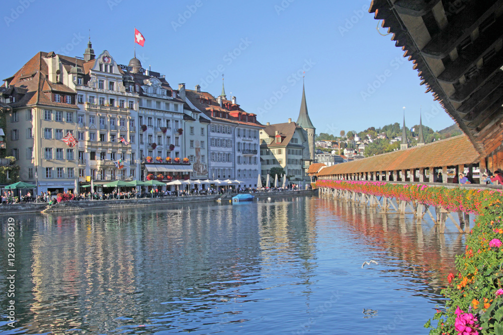 Kapellbrücke und Wasserturm in Luzern, Schweiz 
