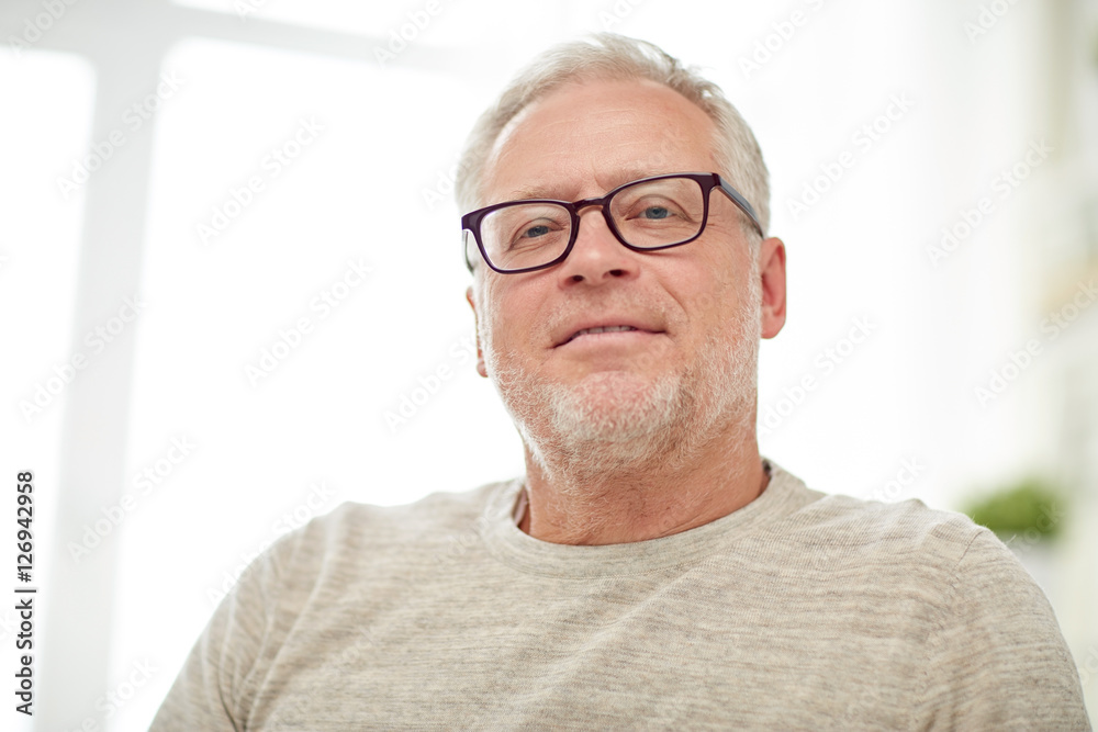 Obraz premium close up of smiling senior man in glasses