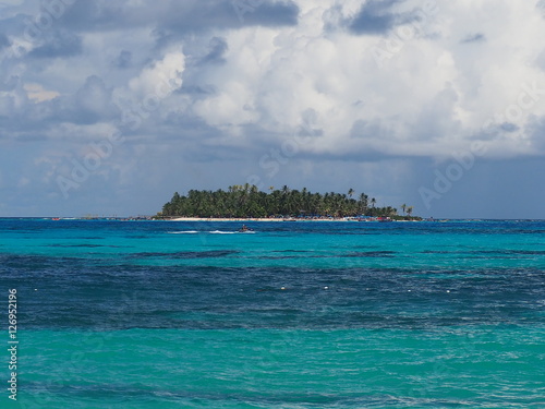 Insel Johnny Cay vor Regenwolken