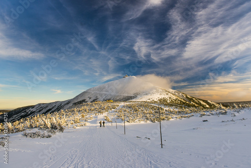 Śnieżka w zimie, krajobraz z górskim szczytem w Karkonoszach photo