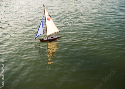 Kleines Segelboot