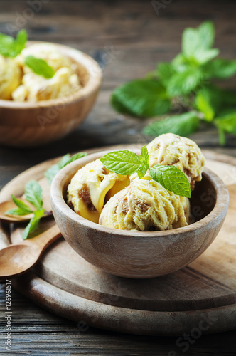 Obraz na płótnie Sweet ice cream with mint