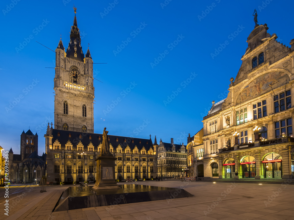 Der Belfried mit der Tuchhalle am Sint-Baafsplein, rechts das Theater, Gent, Flandern, Belgien, Europa