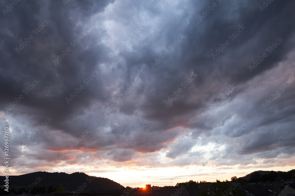 Dramatische Wolken über dem Schwarzwald, Baden-Württemberg, Deutschland
