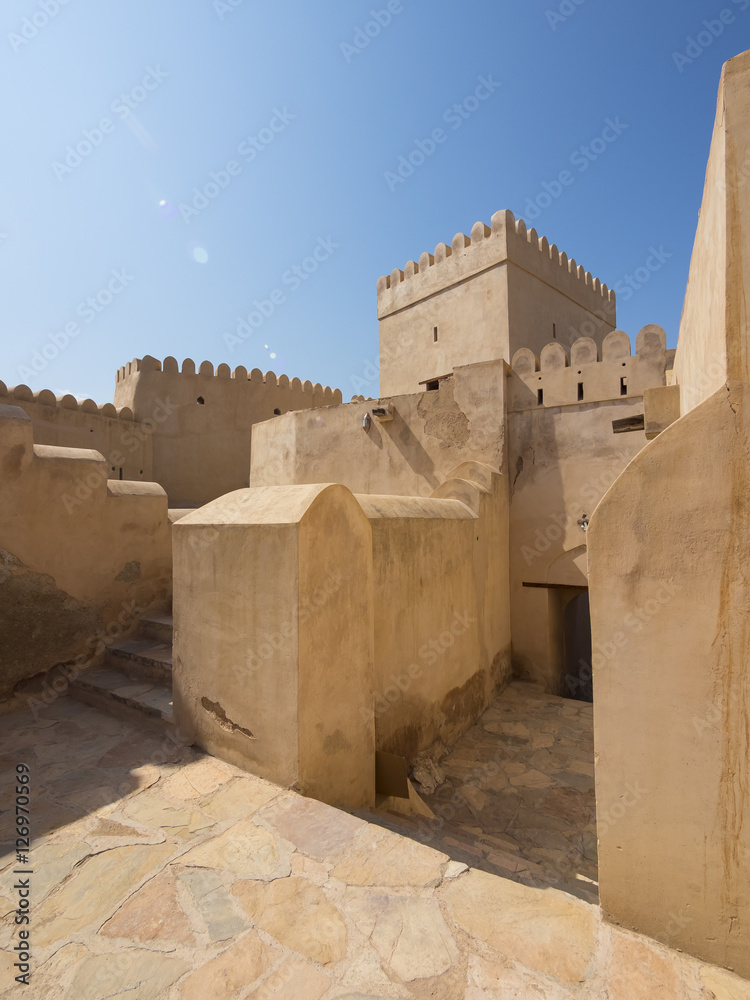 Innenhof von Fort Nakhl, oder Husn Al Heem, Festung, über Oase Nakhl auf Jebel Nakhl Massiv, historischer Lehmbau, Provinz Al-Batinah, Sultanat Oman, Golfstatt, Arabische Halbinsel, Naher Osten, Asien