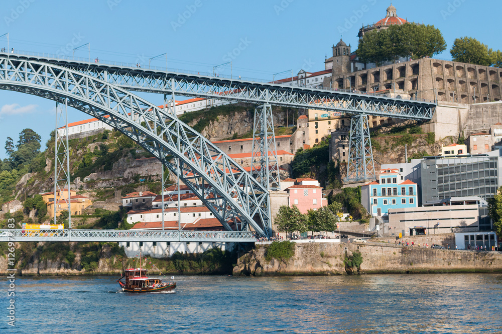 Le pont Dom-Luís sur Douro traversant la ville de Porto 