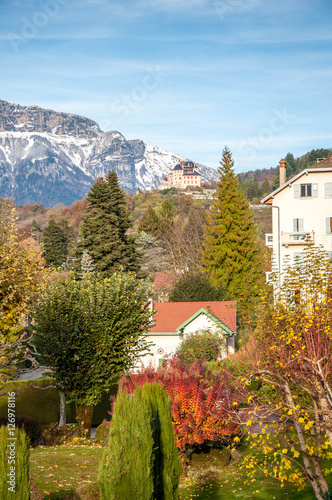 Château de Menthon et montagne des Alpes