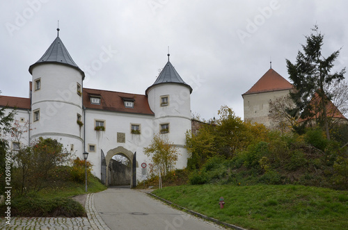 Eingang zur Burg Wörth a.d.Donau © traveldia