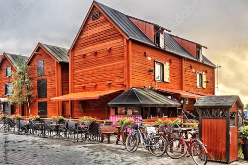 Fotografía Old wooden houses in the old center around the harbor of Oulu.