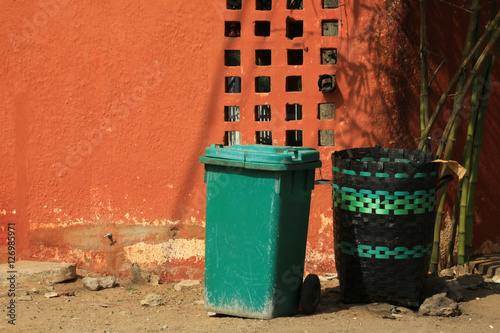 Poubelle en plastique. Lomé. Togo. © lemélangedesgenres