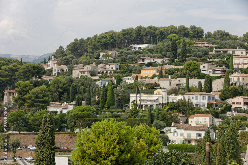 habitations provençales à flanc de colline vues du village de Saint-Paul de Vence dans les Alpes-Maritimes, France