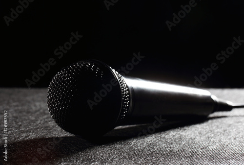 черный микрофон на черном фоне