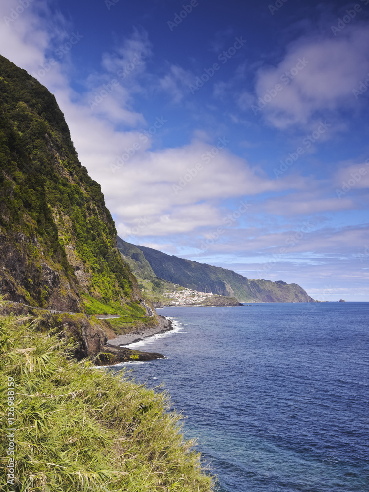 Fototapeta premium Portugal, Madeira, Coastline near Sao Vicente..