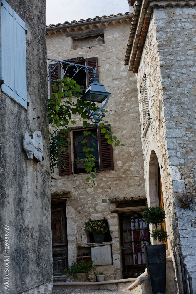 Vieille rue piétonne encadrée de maisons traditionnelles à Saint-Paul de Vence, Alpes-Maritimes, France