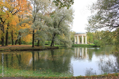 Cuadro en lienzo Park, Rotunda, lake