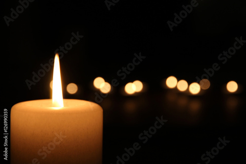 Kerzenlicht in der Dunkelheit