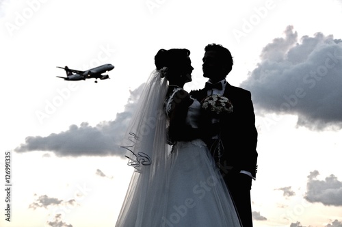 wedding couple with plane in the sky
