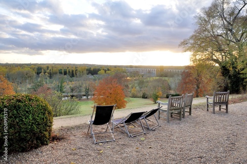 Fauteuils en bois et en toile pour la détente face au paysage de Touraine depuis les hauteurs du domaine de Candé