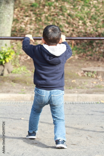 鉄棒をする幼児(6歳児)