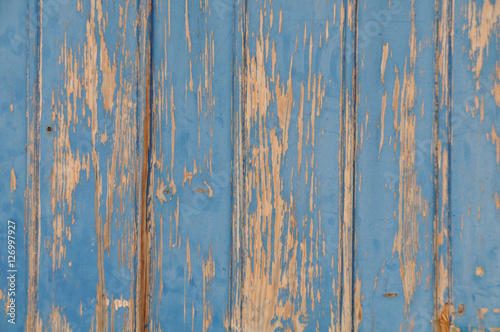 Blaue Holztüre mit abgeblätterter Farbe