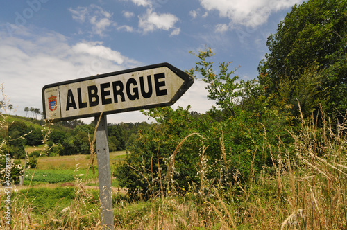 Wegweiser zu Herberge am Jakobsweg