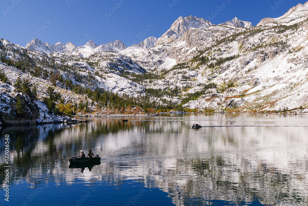 Φωτογραφία Fishermen, Snowy Mountain Lake, Lake Sabrina, California