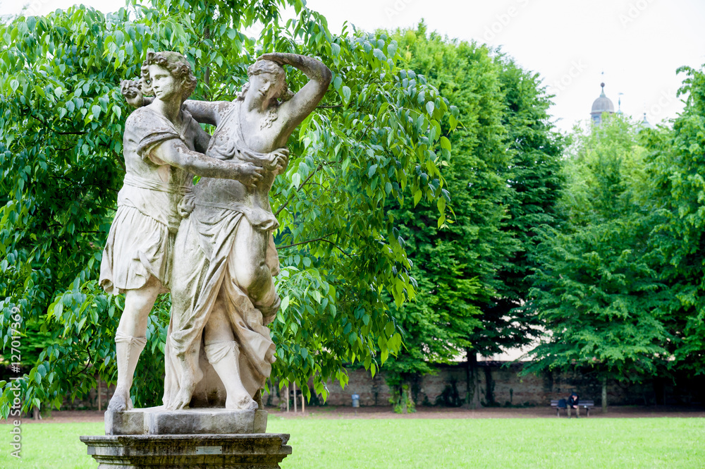 Φωτογραφία Ornamental white stone statues along the main avenue of Querini park in Vicenza,