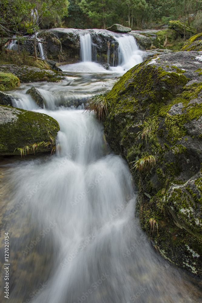 waterfall in the middle of mountain