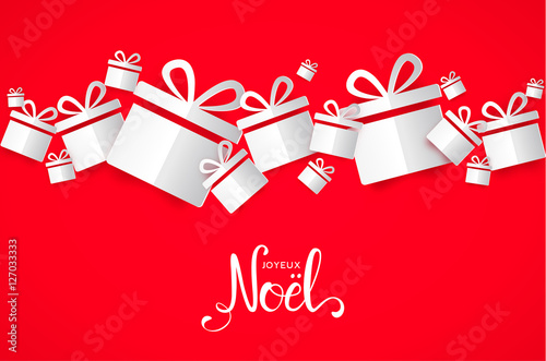 Joyeux Noël ! Carte avec cadeaux en papier sur fond rouge