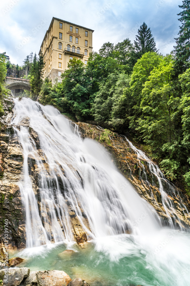 Fototapeta premium Rauschender Wasserfall in der Altstadt von Bad Gastein mit Langzeitbelichtung
