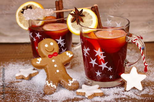 Foto glühwein mit lebkuchen und zimtsternen