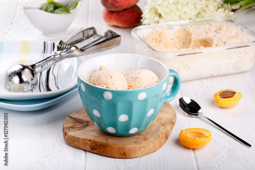Fotografie Homemade fruit apricot ice-cream in a cup
