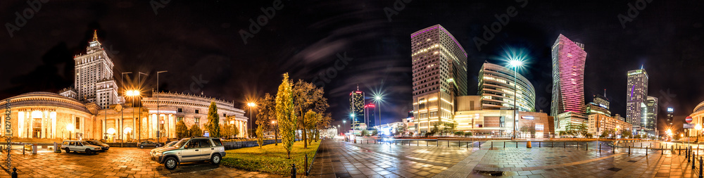 Fototapeta premium Nocna panorama Warszawy z epoką radziecką Pałac Kultury i nauki oraz nowoczesne drapacze chmur. Panoramiczny montaż 360 stopni z 20 obrazów