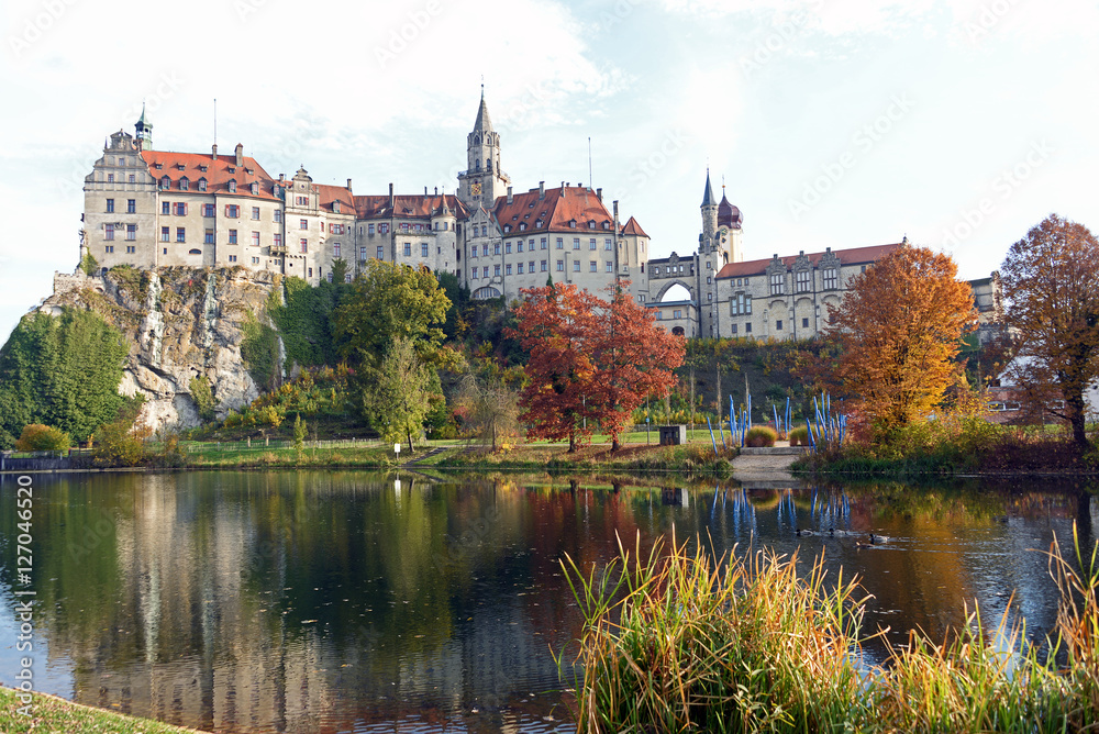 Fototapeta premium Donau und Schloss Hohenzollern Sigmaringen